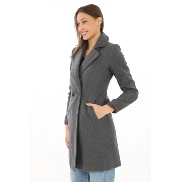 Kadın Kaşe Kaban – Siyah Yünlü Dokuma, Kruvaze Yaka, Astarlı, Cepli, Kuşaklı Uzun Boy Tesettür Uyumlu Kışlık Şık Kaban - Füme