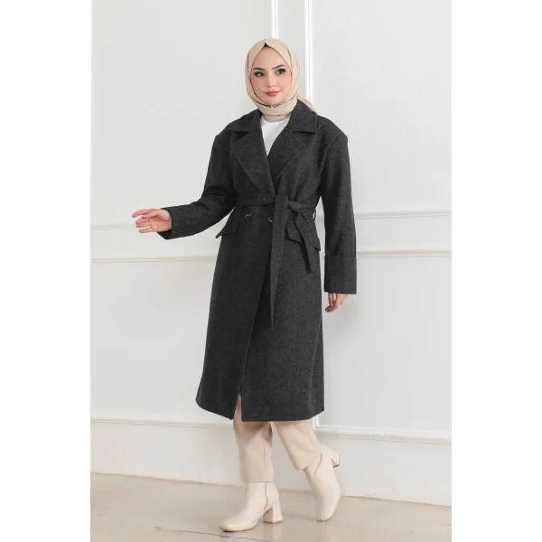 Kadın Kaşe Kaban – Uzun Boy 115 cm Kruvaze Yaka Kuşaklı Astarlı Kışlık Tesettür Kaban, Yünlü Dokuma Kaşmir Kumaş, Cepli Oversize Rahat Kalıp Şık Modern Kaban Mont Modeli (Günlük ve Özel Gün Kombinlerine Uygun) - Siyah