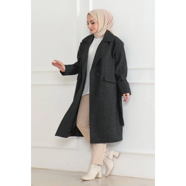 Kadın Kaşe Kaban – Uzun Boy 115 cm Kruvaze Yaka Kuşaklı Astarlı Kışlık Tesettür Kaban, Yünlü Dokuma Kaşmir Kumaş, Cepli Oversize Rahat Kalıp Şık Modern Kaban Mont Modeli (Günlük ve Özel Gün Kombinlerine Uygun) - Siyah