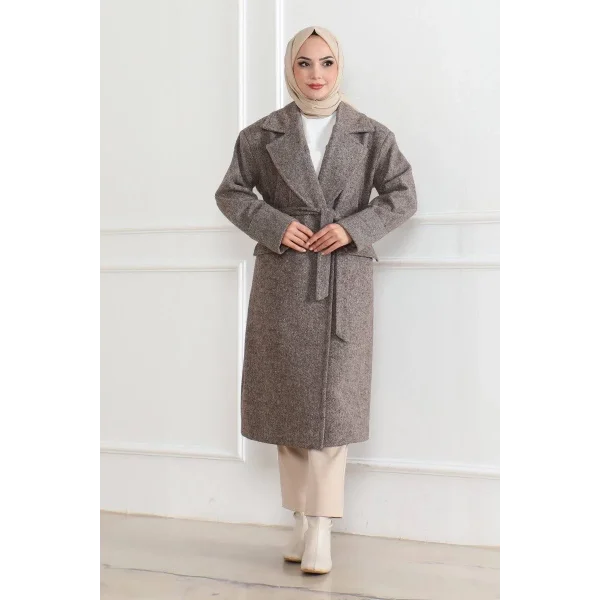 Kadın Kaşe Kaban – Uzun Boy Kruvaze Yaka Kuşaklı Tesettür Kaşe Kışlık Kaban, Astarlı Şık Yünlü Dokuma Oversize Rahat Kalıp Cepli Düğmeli Modern Kap Modeli - Vizon