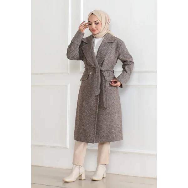 Kadın Kaşe Kaban – Uzun Boy Kruvaze Yaka Kuşaklı Tesettür Kaşe Kışlık Kaban, Astarlı Şık Yünlü Dokuma Oversize Rahat Kalıp Cepli Düğmeli Modern Kap Modeli - Vizon