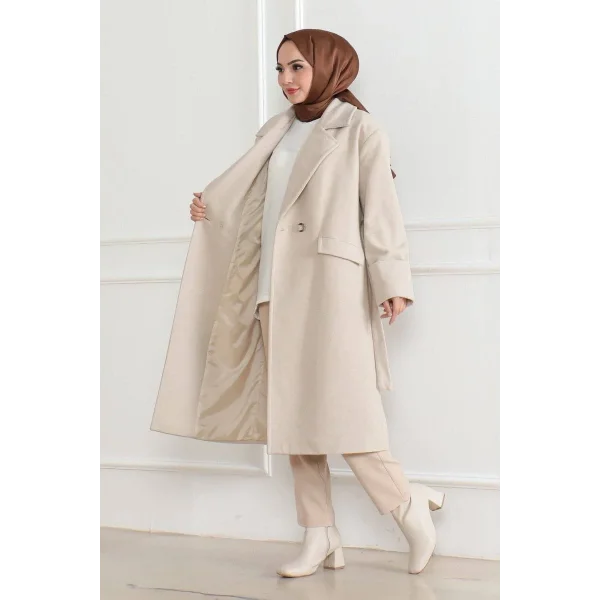 Kadın Kaşe Kaban – Uzun Boy Kruvaze Yaka Kuşaklı Tesettür Kaşe Kışlık Kaban, Astarlı Şık Yünlü Dokuma Oversize Rahat Kalıp Cepli Düğmeli Modern Kap Modeli - Bej