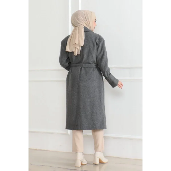 Kadın Kaşe Kaban – Uzun Boy Kruvaze Yaka Kuşaklı Tesettür Kaşe Kışlık Kaban, Astarlı Şık Yünlü Dokuma Oversize Rahat Kalıp Cepli Düğmeli Modern Kap Modeli - Gri