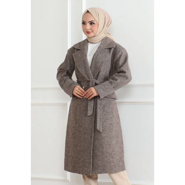 Kadın Kaşe Kaban – Uzun Boy Kruvaze Yaka Kuşaklı Tesettür Kaşe Kışlık Kaban, Astarlı Şık Yünlü Dokuma Oversize Rahat Kalıp Cepli Düğmeli Modern Kap Modeli - Vizon