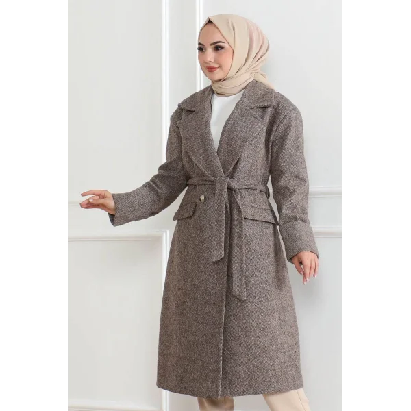 Kadın Kaşe Kaban – Uzun Boy Kruvaze Yaka Kuşaklı Tesettür Kaşe Kışlık Kaban, Astarlı Şık Yünlü Dokuma Oversize Rahat Kalıp Cepli Düğmeli Modern Kap Modeli - Vizon