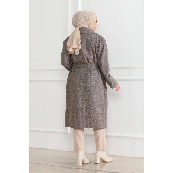 Kadın Kaşe Kaban – Uzun Boy Kruvaze Yaka Kuşaklı Tesettür Kaşe Kışlık Kaban, Astarlı Şık Yünlü Dokuma Oversize Rahat Kalıp Cepli Düğmeli Modern Kap Modeli - Vizon