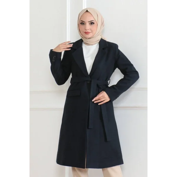 Kadın Kaşe Kaban – Uzun Boy Kruvaze Yaka, Kuşaklı Tesettür Kışlık Kaban, Astarlı Şık Yünlü Dokuma Oversize Rahat Kalıp, Cepli Modern Kaşe Mont Modeli - Lacivert