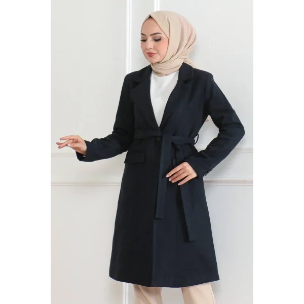 Kadın Kaşe Kaban – Uzun Boy Kruvaze Yaka, Kuşaklı Tesettür Kışlık Kaban, Astarlı Şık Yünlü Dokuma Oversize Rahat Kalıp, Cepli Modern Kaşe Mont Modeli - Lacivert