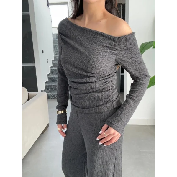 Kadın Kayık Yaka Yanı Büzgülü Omuz Dekolteli Bluz Ve  alaş Ispanyol Paça Pantolon Ikili Takım