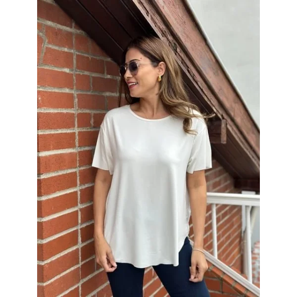 Kadın Kısa Kollu Bisiklet Yaka Iki Yan Yırtmaç Detay Viskon Kumaş Bluz