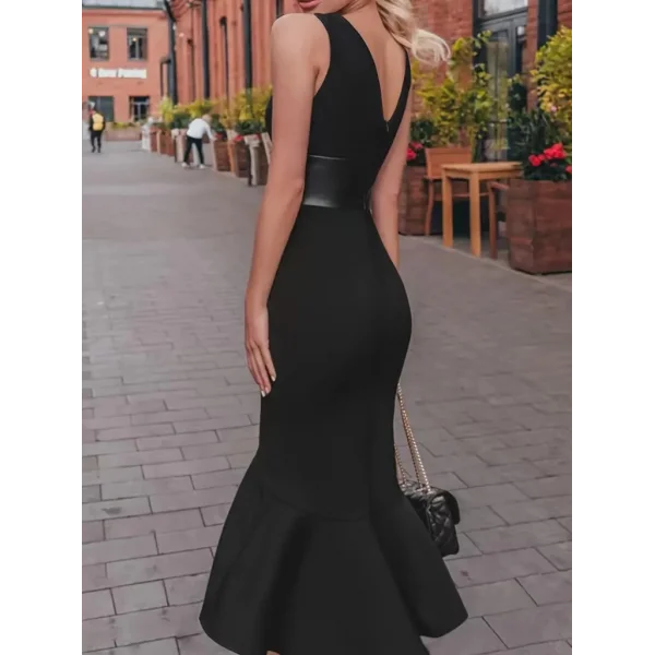 Kadın Kolsuz Kayık Yaka Beli Deri Detaylı Krep Elbise