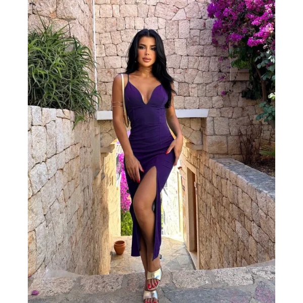 Kadın Omuz Askılı Göğüs Ve Bacak Dekolteli idi Boy Elbise