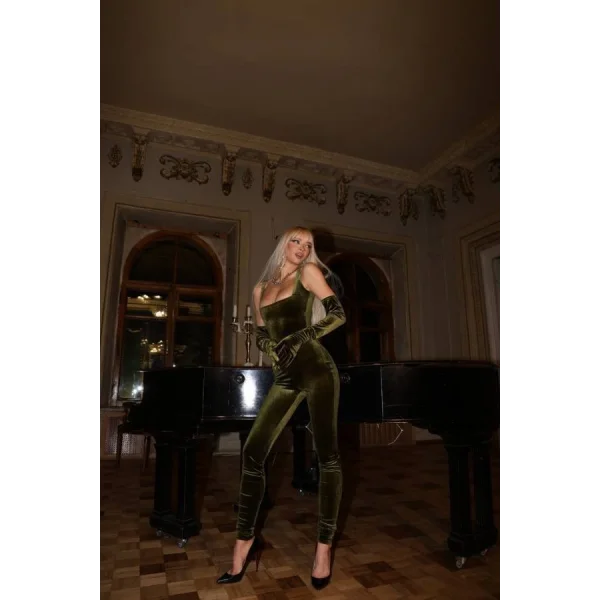 Kadın Omuz Askılı Kare Yaka Uzun Eldiven Detay Kadife Kumaş Tulum