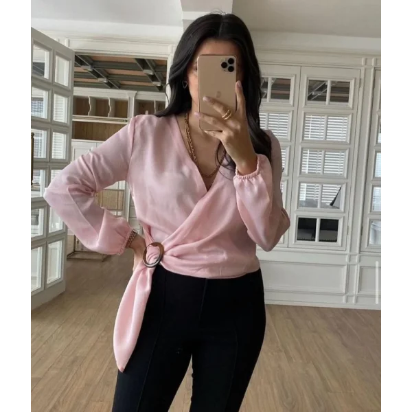 Kadın Saten Kumaş V Yaka Toka Detaylı Bluz