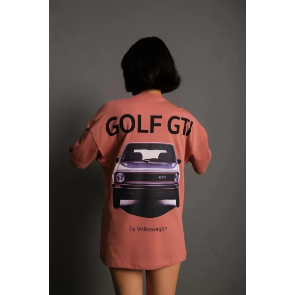 Kadın Oversize Baskılı Tişört – Golf GTI Retro Araba Desenli, Ön & Arka Dijital Baskı, Sokak Modası Stil- Gül Kurusu