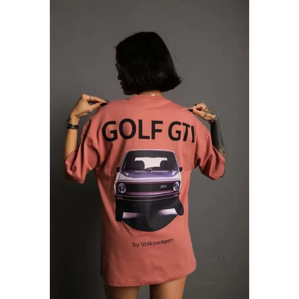 Kadın Oversize Baskılı Tişört – Golf GTI Retro Araba Desenli, Ön & Arka Dijital Baskı, Sokak Modası Stil- Gül Kurusu