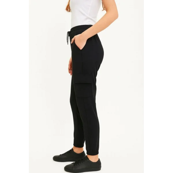 Kadın Siyah Jogger Eşofman Altı Rahat Kalıp, Kargo Cepli,  Lastikli Paça, Günlük Spor Pantolon - Siyah