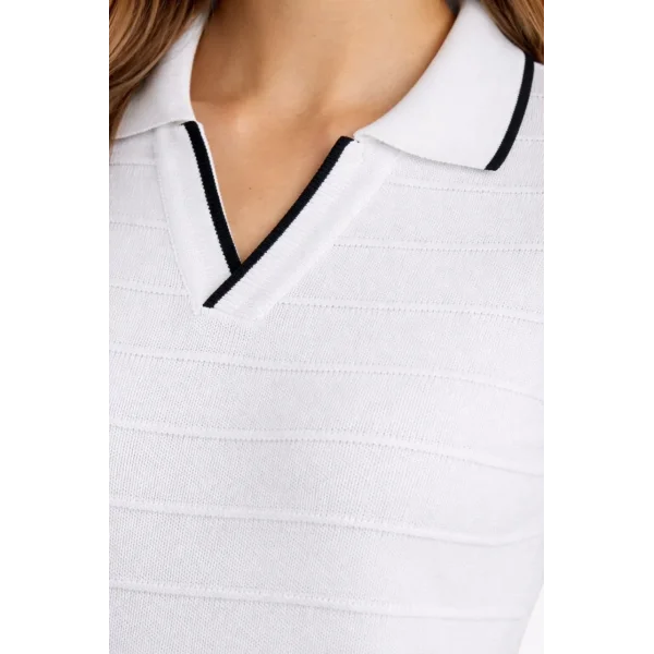 Kadın Triko Kumaş Yakalı Düğmesiz Açık Yaka Fitilli Kısa Kollu Regular Fit Tişört T-shirt - Beyaz