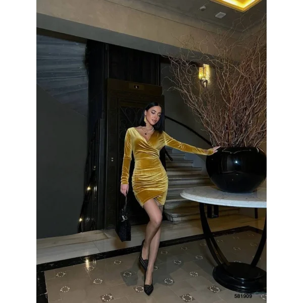 Kadın Uzun Kollu Göğüs Dekolteli Kadife Kumaş Mini Kruvaze Elbise