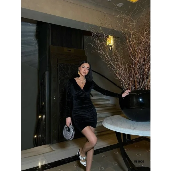 Kadın Uzun Kollu Göğüs Dekolteli Kadife Kumaş Mini Kruvaze Elbise