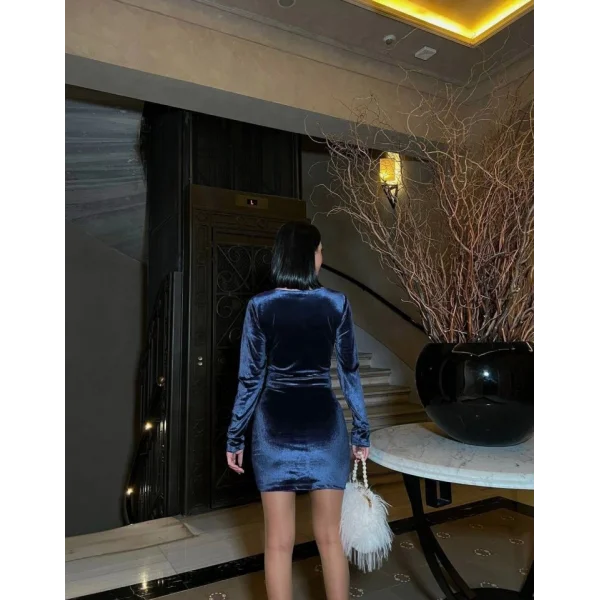Kadın Uzun Kollu Göğüs Dekolteli Kadife Kumaş Mini Kruvaze Elbise