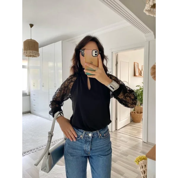 Kadın Uzun Kollu Göğüs Pencere Detay Yaka Boğazlı Kolları Tüllü Sandy Bluz