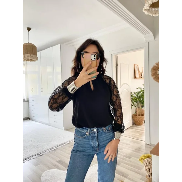 Kadın Uzun Kollu Göğüs Pencere Detay Yaka Boğazlı Kolları Tüllü Sandy Bluz