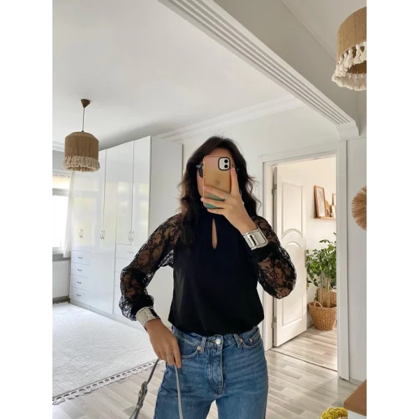 Kadın Uzun Kollu Göğüs Pencere Detay Yaka Boğazlı Kolları Tüllü Sandy Bluz