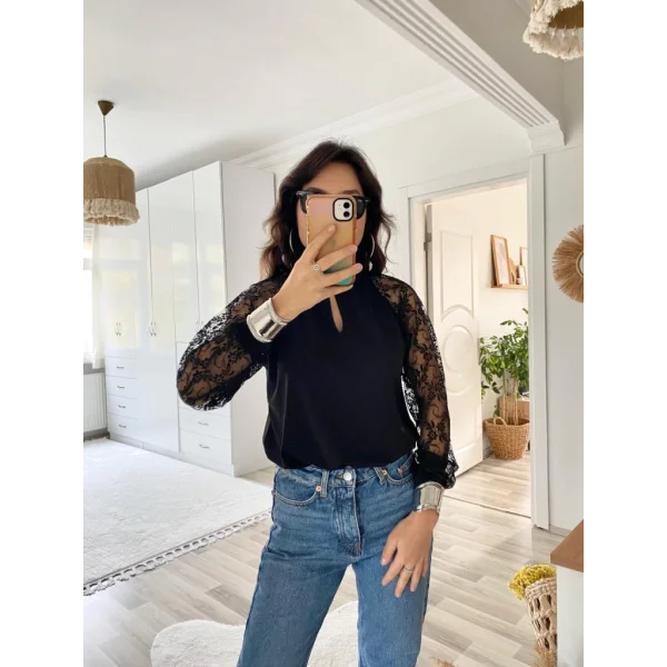 Kadın Uzun Kollu Göğüs Pencere Detay Yaka Boğazlı Kolları Tüllü Sandy Bluz