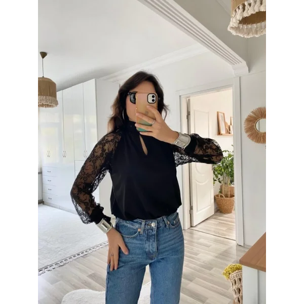 Kadın Uzun Kollu Göğüs Pencere Detay Yaka Boğazlı Kolları Tüllü Sandy Bluz