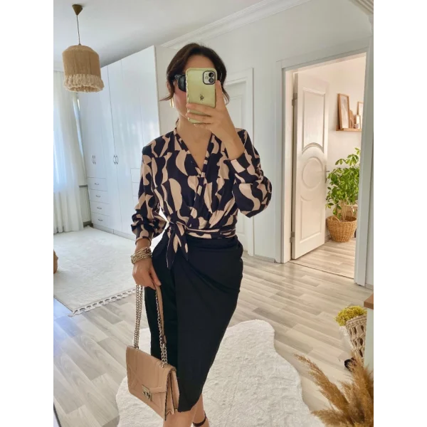 Kadın Uzun Kollu Kruvaze Yaka Dijital Baskılı Fiyonk Detay Atlas Kumaş Elbise