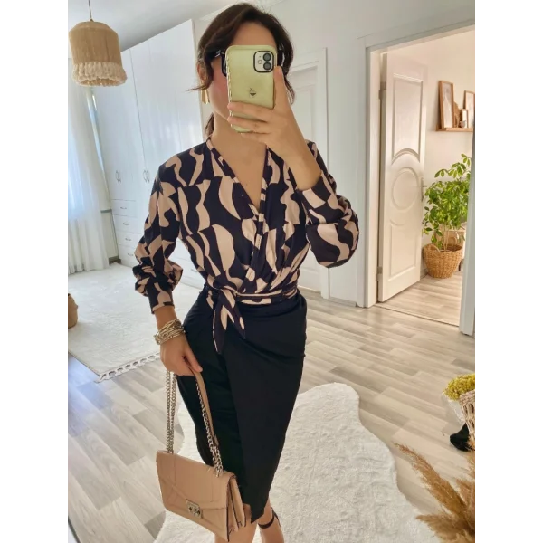 Kadın Uzun Kollu Kruvaze Yaka Dijital Baskılı Fiyonk Detay Atlas Kumaş Elbise