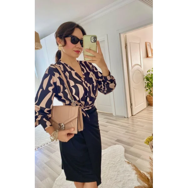 Kadın Uzun Kollu Kruvaze Yaka Dijital Baskılı Fiyonk Detay Atlas Kumaş Elbise