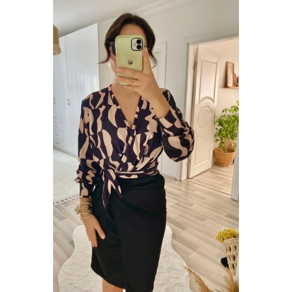 Kadın Uzun Kollu Kruvaze Yaka Dijital Baskılı Fiyonk Detay Atlas Kumaş Elbise