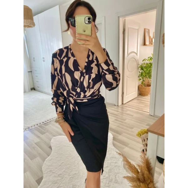 Kadın Uzun Kollu Kruvaze Yaka Dijital Baskılı Fiyonk Detay Atlas Kumaş Elbise