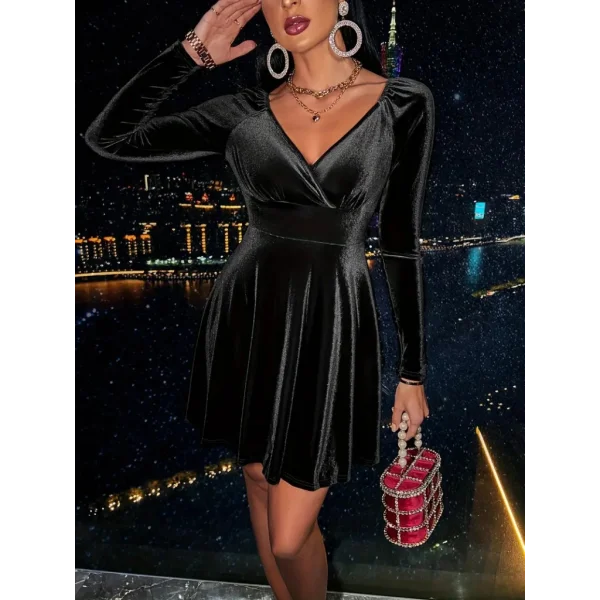 Kadın Uzun Kollu Kruvaze Yaka Kısa Kiloş Kadife Elbise