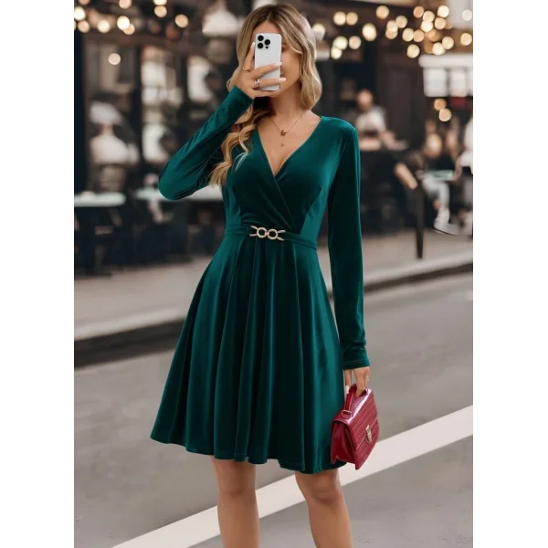 Kadın Uzun Kollu Kruvaze Yakalı Toka Detaylı Mini Kadife Elbise