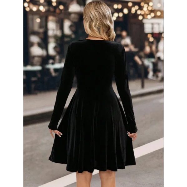 Kadın Uzun Kollu Kruvaze Yakalı Toka Detaylı Mini Kadife Elbise