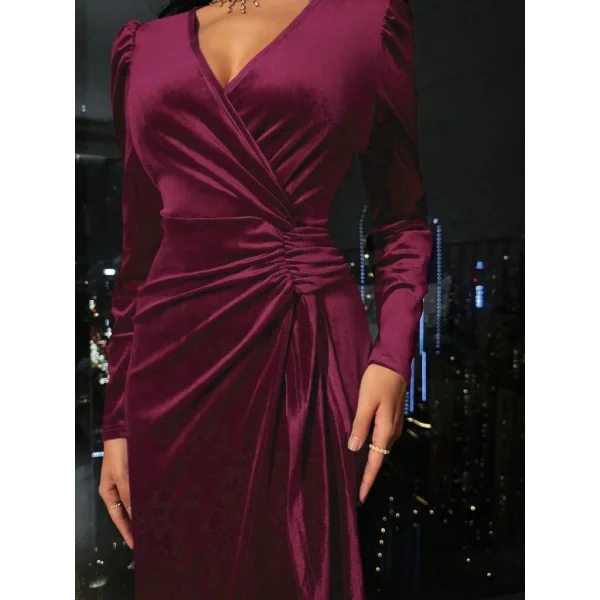 Kadın Uzun Kollu Kruvaze Yakalı Yandan Büzgülü Midi Kadife Elbise