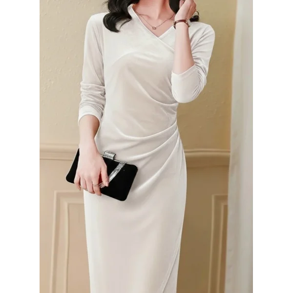 Kadın Uzun Kollu Kruvaze Yakalı Yandan Büzgülü önden çapraz Detaylı Midi Kadife Elbise