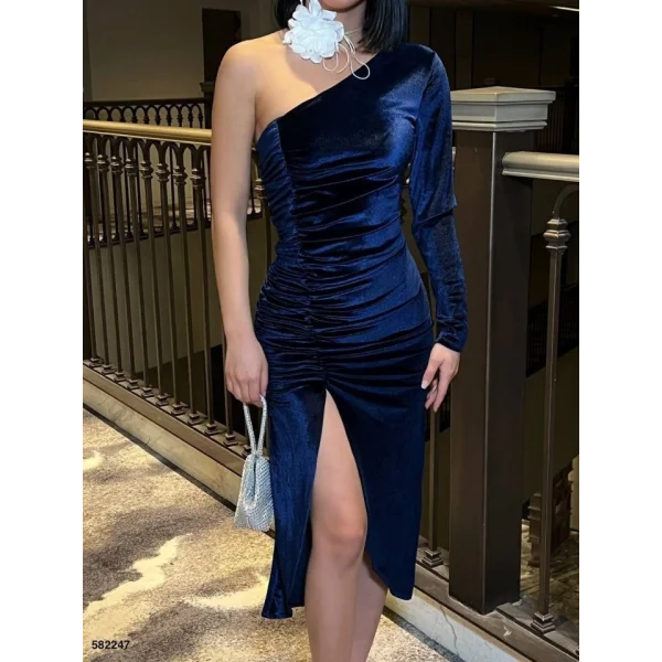 Kadın Uzun Kollu Omuz Dekolteli Büzgü Ve Asimetrik Yırtmaç Detay Elbise