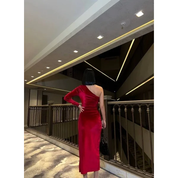 Kadın Uzun Kollu Omuz Dekolteli Büzgü Ve Asimetrik Yırtmaç Detay Elbise