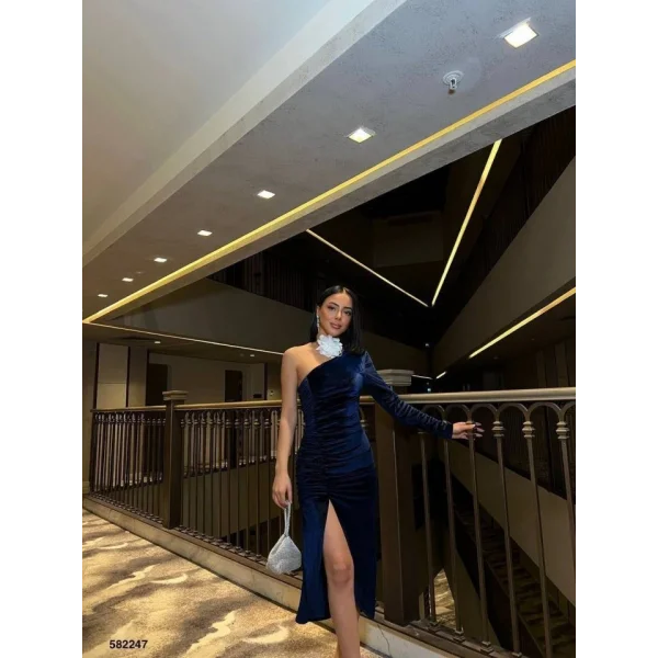 Kadın Uzun Kollu Omuz Dekolteli Büzgü Ve Asimetrik Yırtmaç Detay Elbise