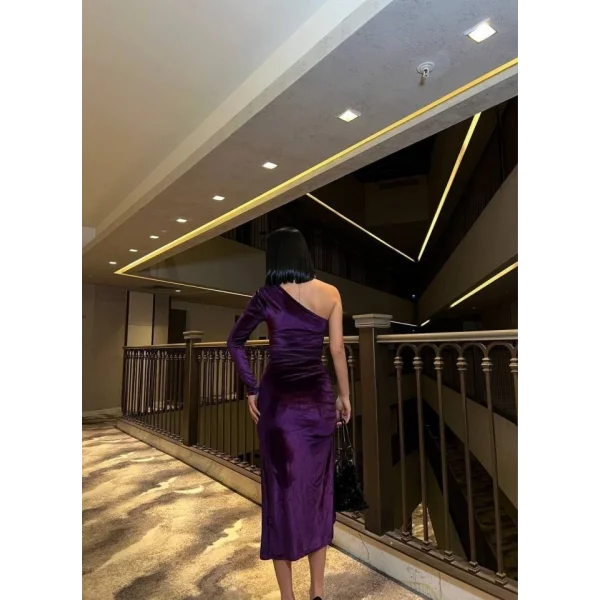 Kadın Uzun Kollu Omuz Dekolteli Büzgü Ve Asimetrik Yırtmaç Detay Elbise