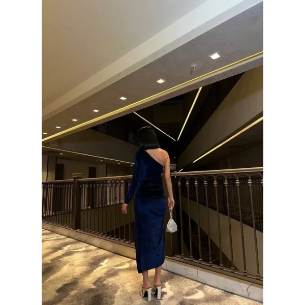 Kadın Uzun Kollu Omuz Dekolteli Büzgü Ve Asimetrik Yırtmaç Detay Elbise