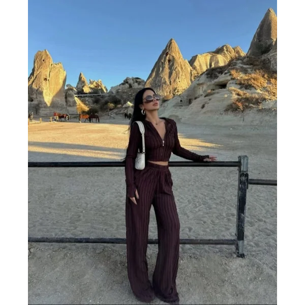 Kadın Uzun Kollu Parmak Geçme Ve Fermuar Detay Kısa Ceket Ve İspanyol Paça Pantolon Ikili Takim