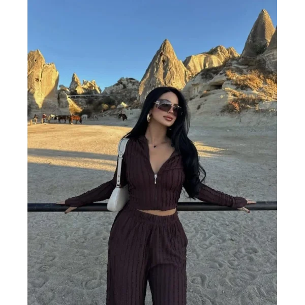 Kadın Uzun Kollu Parmak Geçme Ve Fermuar Detay Kısa Ceket Ve İspanyol Paça Pantolon Ikili Takim