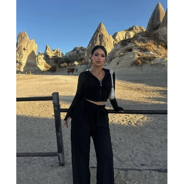 Kadın Uzun Kollu Parmak Geçme Ve Fermuar Detay Kısa Ceket Ve İspanyol Paça Pantolon Ikili Takim