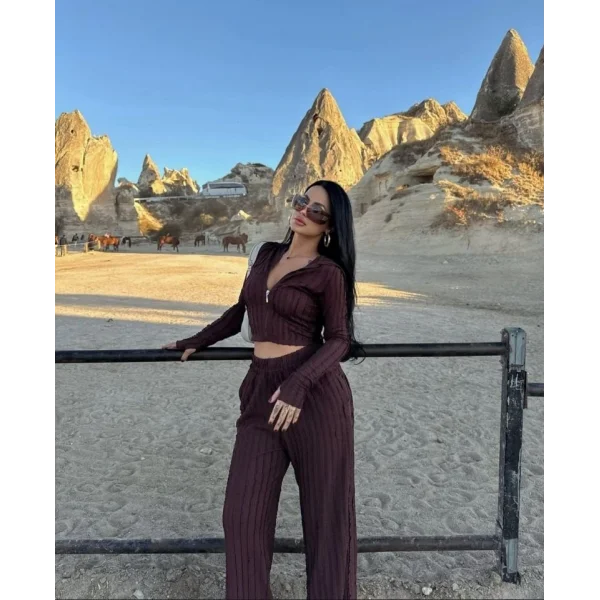 Kadın Uzun Kollu Parmak Geçme Ve Fermuar Detay Kısa Ceket Ve İspanyol Paça Pantolon Ikili Takim