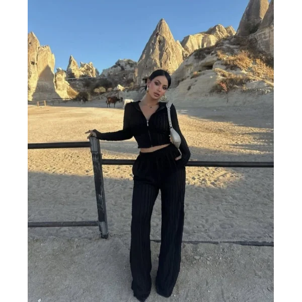 Kadın Uzun Kollu Parmak Geçme Ve Fermuar Detay Kısa Ceket Ve İspanyol Paça Pantolon Ikili Takim